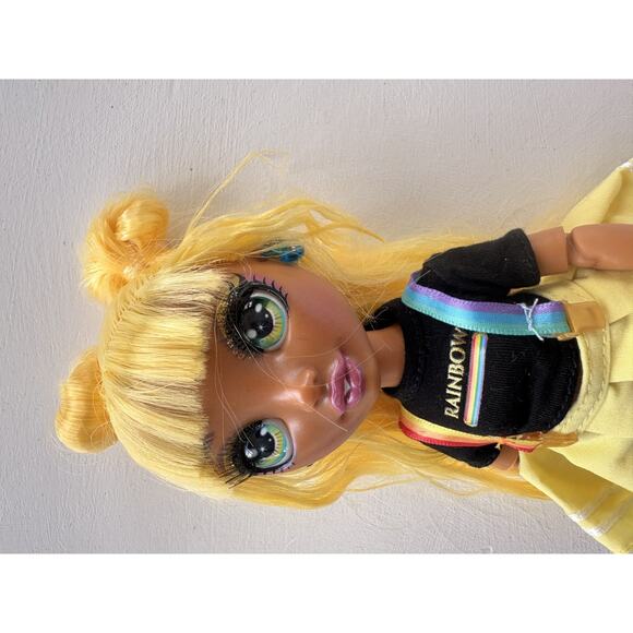 Rainbow High - Sunny Madison - Posable Yellow Hair Fashion Doll - Picture 2 of 3